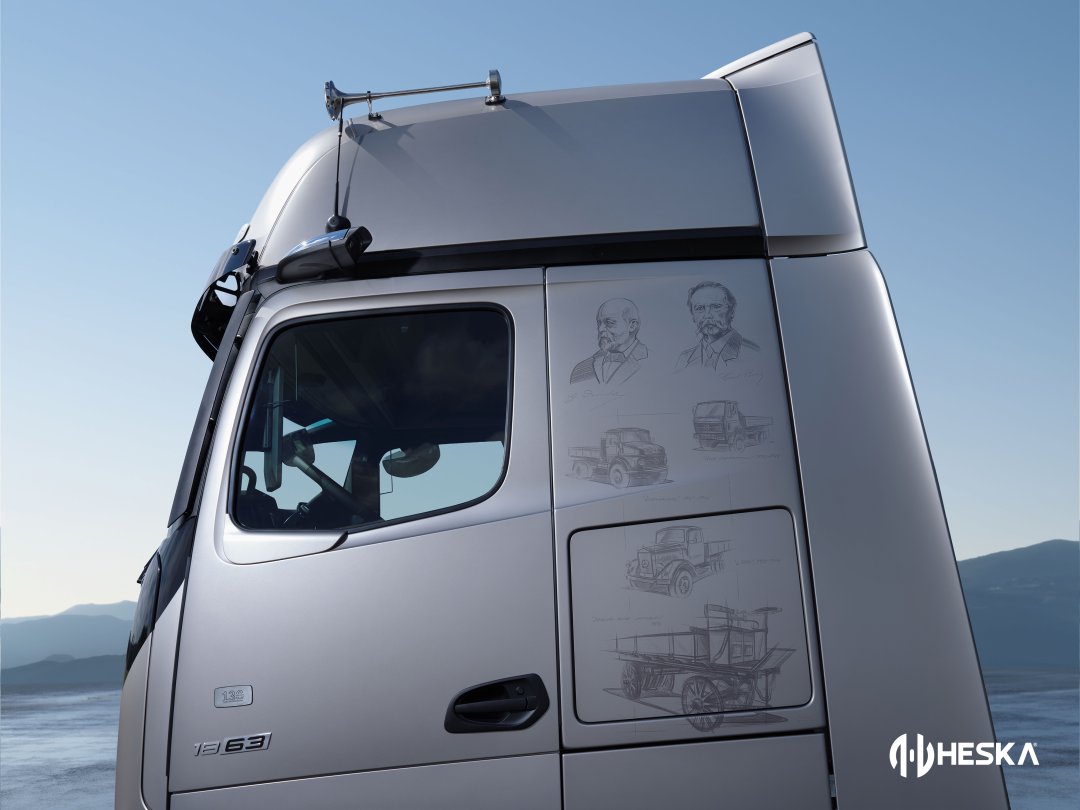 Tarih yazan köklü bir mirasın, geleceğin teknolojisiyle kusursuz buluşması: Mercedes-Benz Actros L '130 Years Trucks Edition'! 🚛👑

Kamyon üretimindeki 130 yıllık eşsiz geçmişin, mühendislik dehasının ve yenilikçi vizyonun en özel yansıması. 🌟

Yollarda iz bırakan bu özel seriyle geleceğe güvenle ve gururla adım atın. 🎯🚀

#Heska #MercedesBenz #ActrosL #130YearsTrucksEdition #ÖzelSeri — görsel 2
