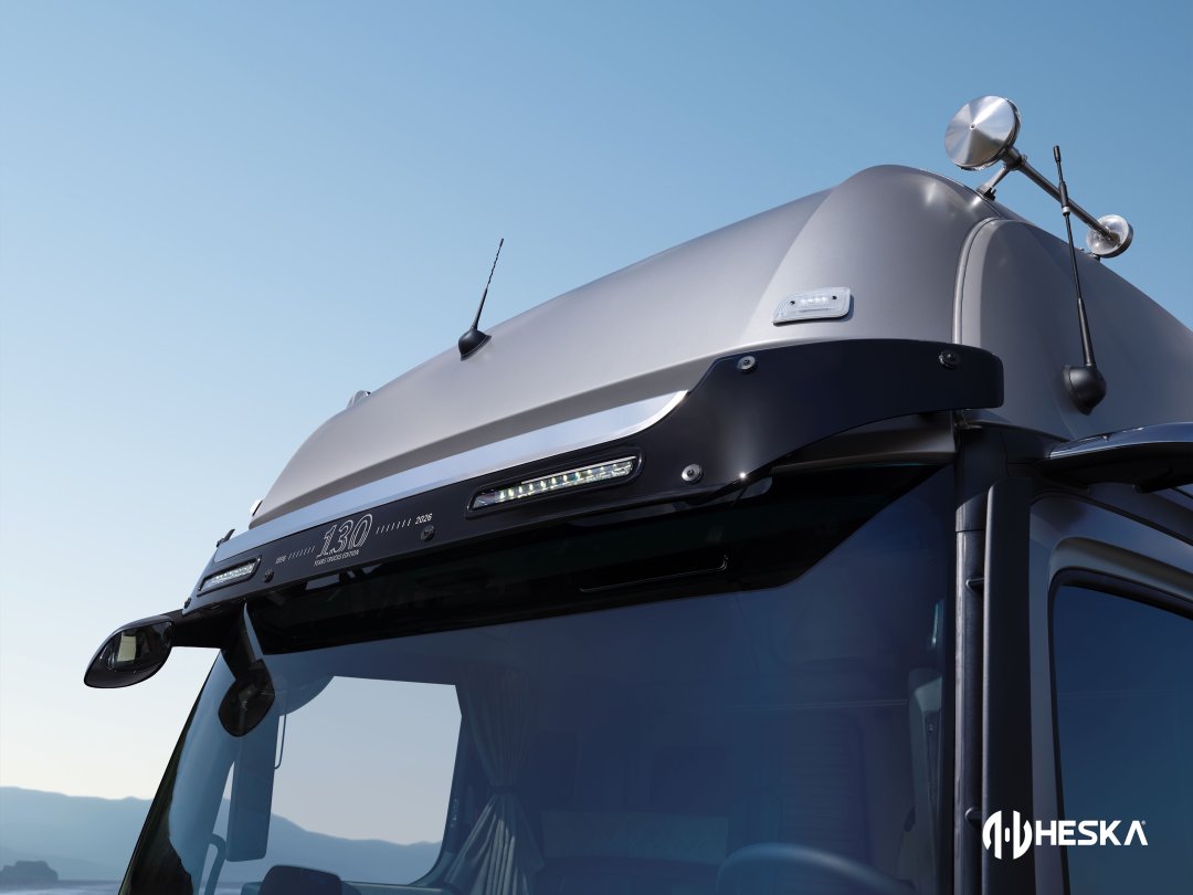 Tarih yazan köklü bir mirasın, geleceğin teknolojisiyle kusursuz buluşması: Mercedes-Benz Actros L '130 Years Trucks Edition'! 🚛👑

Kamyon üretimindeki 130 yıllık eşsiz geçmişin, mühendislik dehasının ve yenilikçi vizyonun en özel yansıması. 🌟

Yollarda iz bırakan bu özel seriyle geleceğe güvenle ve gururla adım atın. 🎯🚀

#Heska #MercedesBenz #ActrosL #130YearsTrucksEdition #ÖzelSeri — görsel 9
