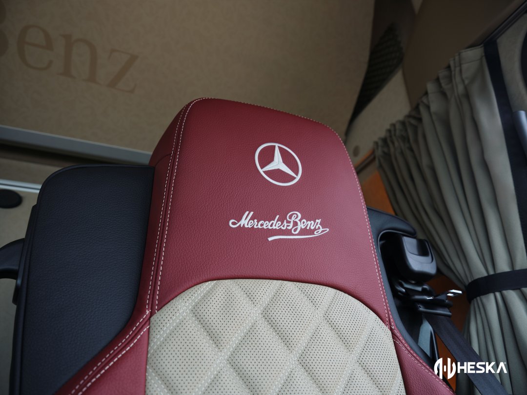 Tarih yazan köklü bir mirasın, geleceğin teknolojisiyle kusursuz buluşması: Mercedes-Benz Actros L '130 Years Trucks Edition'! 🚛👑

Kamyon üretimindeki 130 yıllık eşsiz geçmişin, mühendislik dehasının ve yenilikçi vizyonun en özel yansıması. 🌟

Yollarda iz bırakan bu özel seriyle geleceğe güvenle ve gururla adım atın. 🎯🚀

#Heska #MercedesBenz #ActrosL #130YearsTrucksEdition #ÖzelSeri — görsel 14